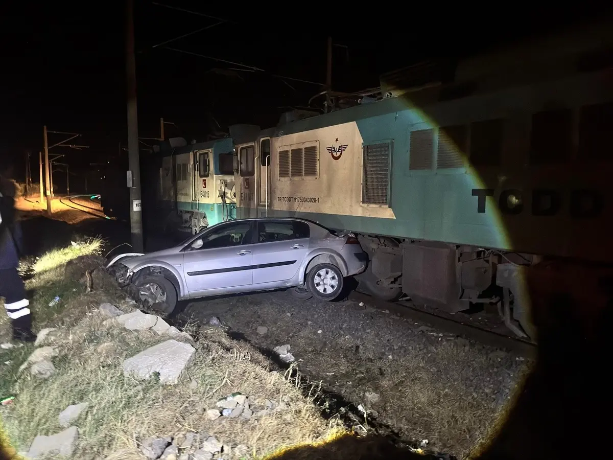 Osmaniye'de Yük Treni Çarptı: 4 Yaralıyla Acil Müdahale