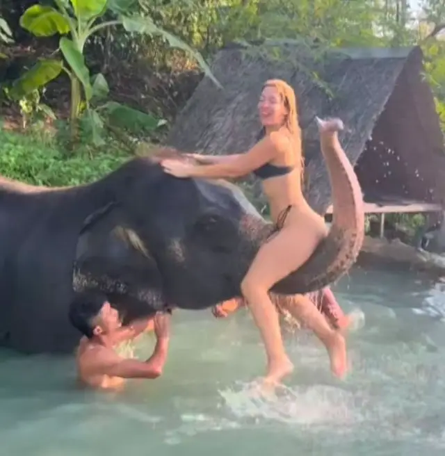 Fidan Öğretmen fil hortumu yanında