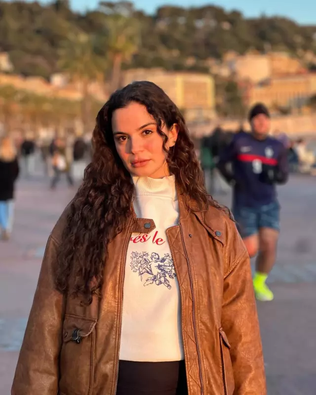 Aslı Bekiroğlu hastane koridorunda