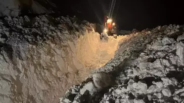 İş makineleri çığ sonrası çalışıyor