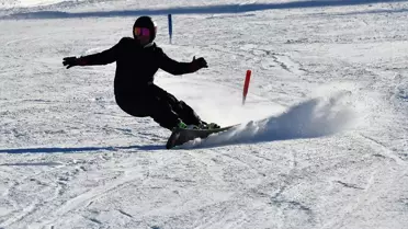 Alp disiplini ve snowboard yarışlarından bir an