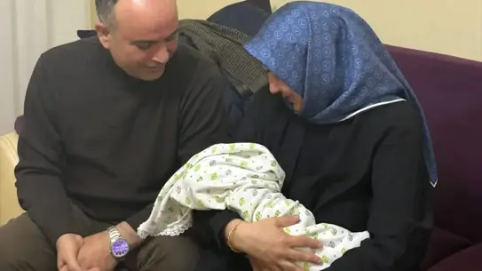 Yeni doğan bebek ve aile fotoğrafı