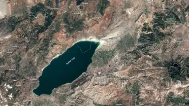 Göl kenarında kuruyan su seviyesi