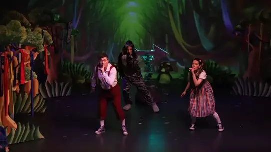 Sahne tasarımı ve orman temalı dekor