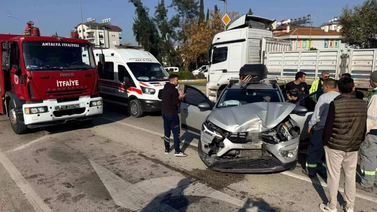 Antalya Serik'te Zincirleme Trafik Kazası: Sıkışan Sürücü İtfaiye Ekipleriyle Kurtarıldı