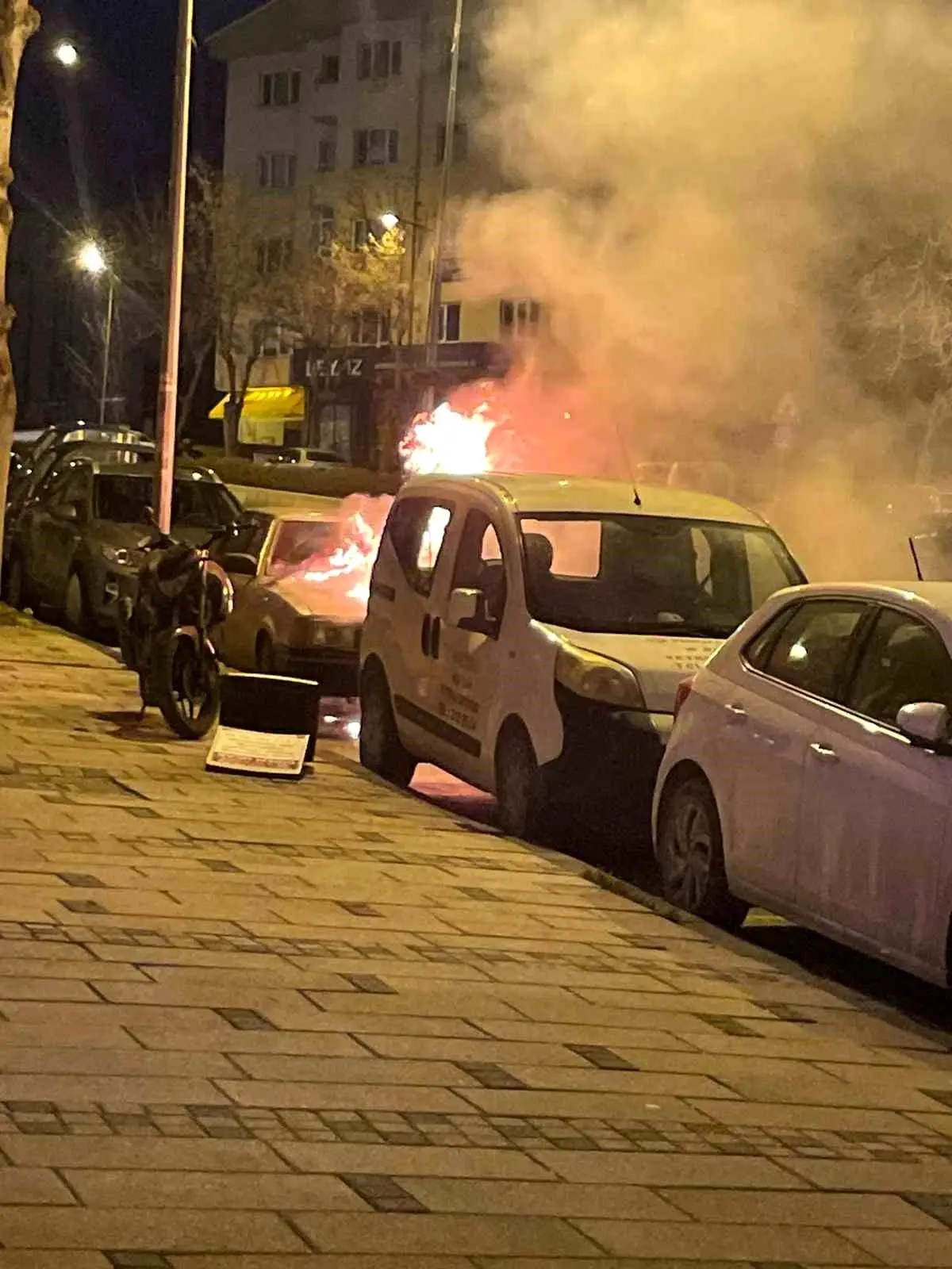 Bilecik’te Park Halindeki Araç Aniden Alev Aldı