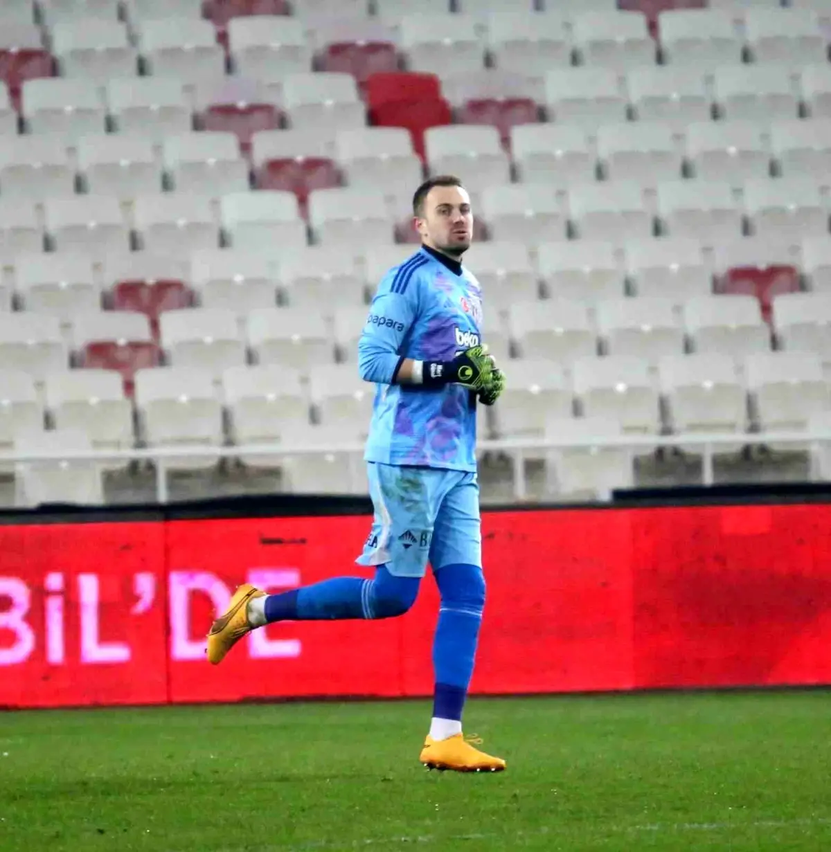 Mert Günok Beşiktaş'tan Ayrıldı: Kaleci Artık Takımda Değil