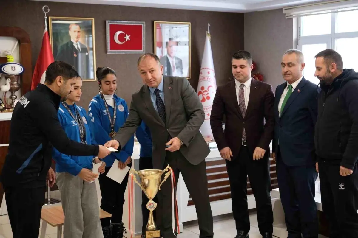 Erzurum Gençlik Spor Kulübü Kız Takımı Kros Ligi'nde Altın Madalya Aldı