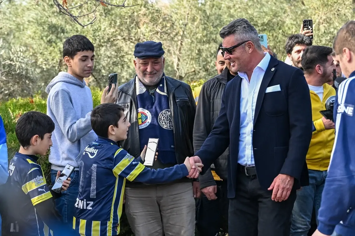 Fenerbahçe Başkanı Sadettin Saran, Adana’da İlkokul Çocuklarıyla Buluştu