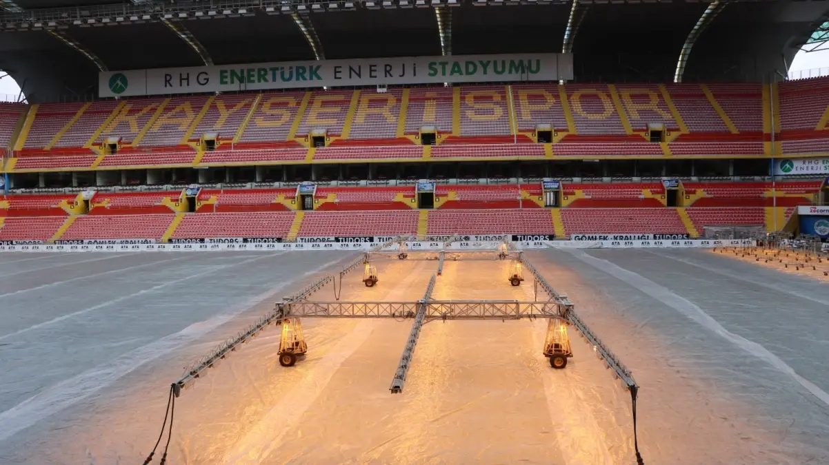 Kayserispor Stadyumu Soğukta Naylon Örtüyle Korunuyor