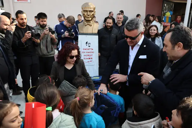 Başkan Saran öğrencilere konuşma yapıyor