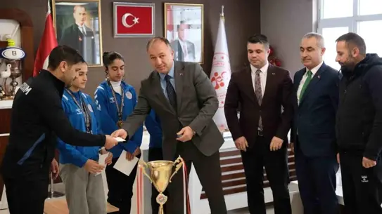 Erzurum Gençlik Spor Kulübü Kız Takımı Kros Ligi'nde Altın Madalya Aldı