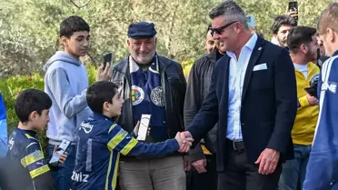 Sadettin Saran çanta dağıtırken