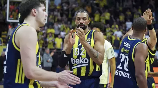 Maçın son dakikalarında Fenerbahçe Beko'nun hücumu
