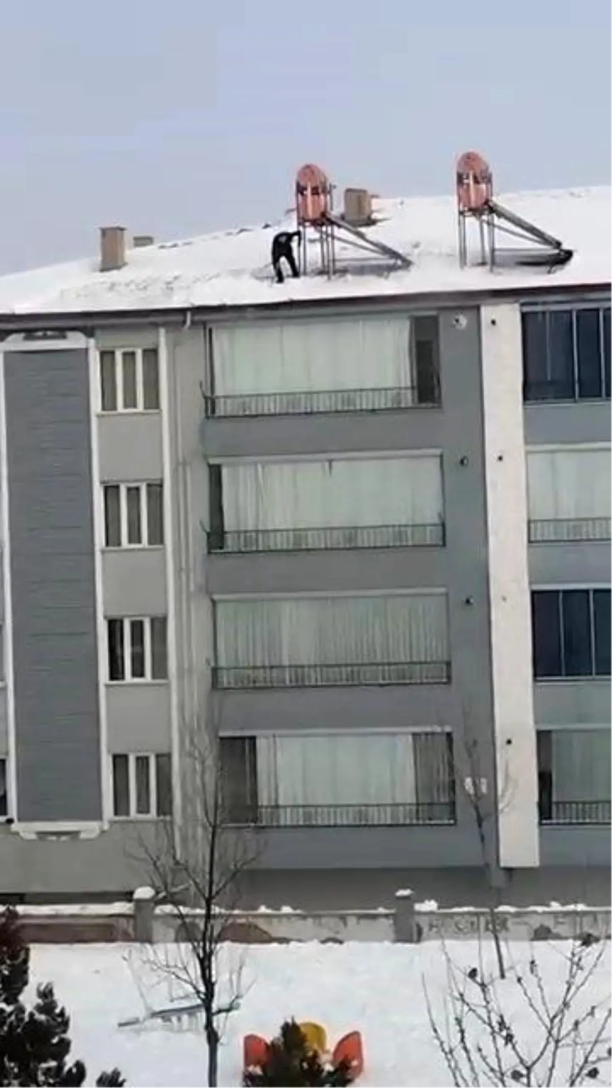 Elazığ’da Güvensiz Kar Temizliği: Çatı Çöküşü Riski