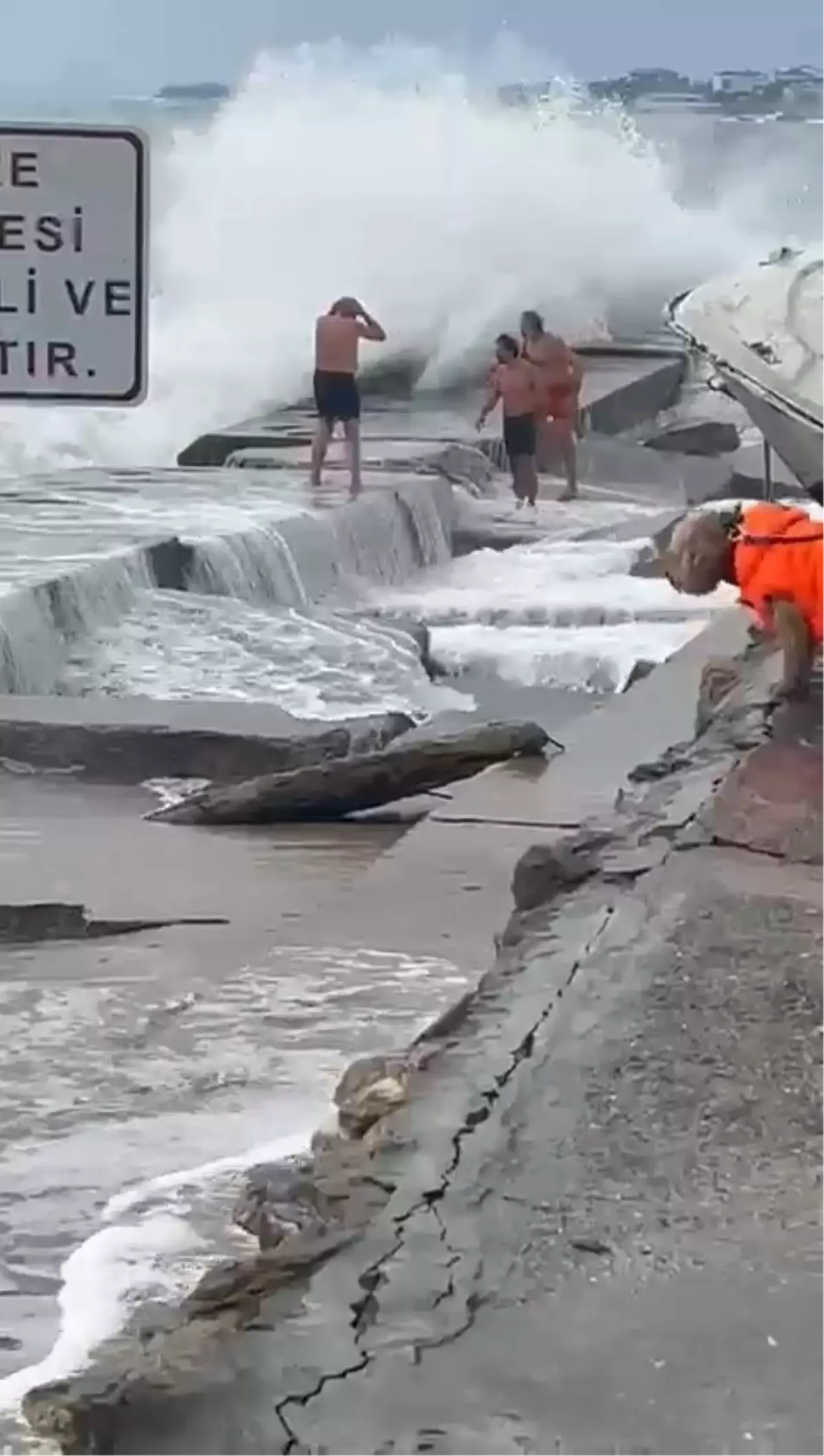 Caddebostan Sahilinde Şiddetli Dalga Uyarısı: Üç Yüzücü Yaralı