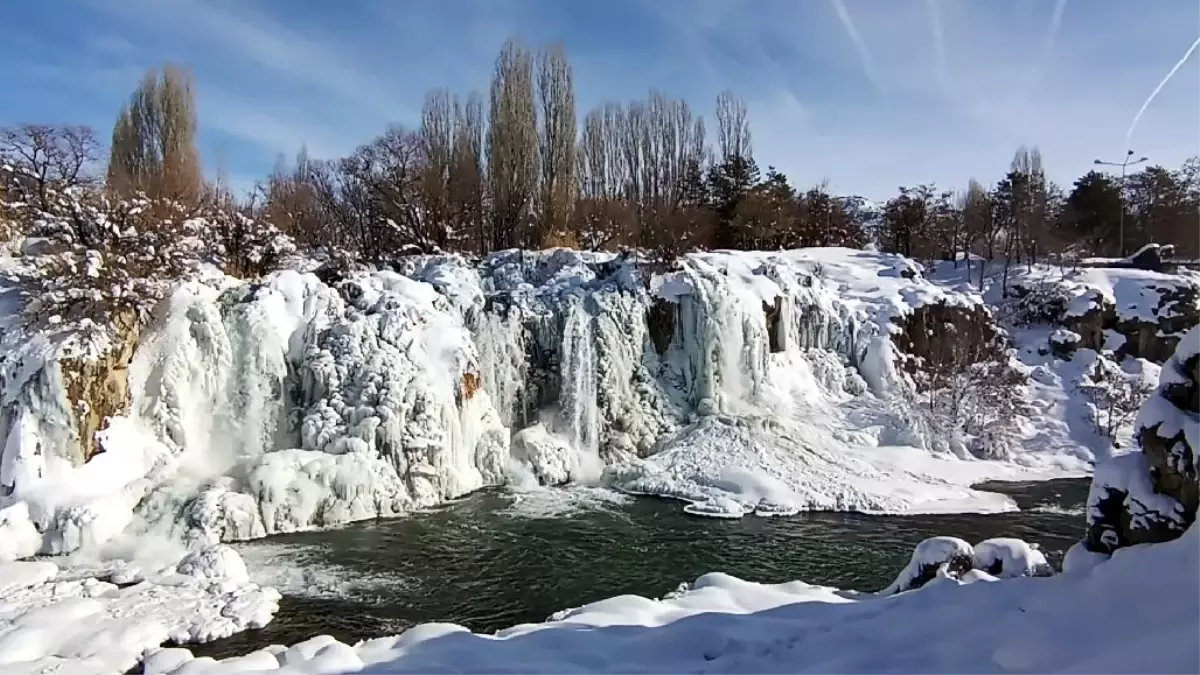 Muradiye Şelalesi Kış Masalı: Buzla Örtülü Güzellik