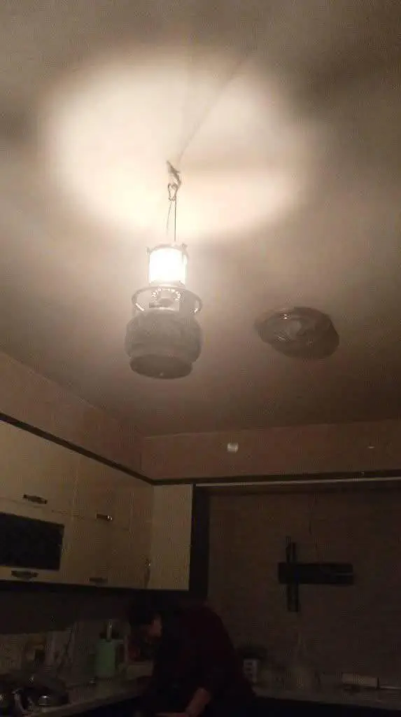 Hasar gören elektrik direği