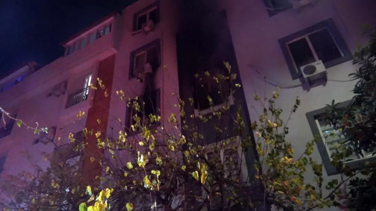 Kepez'de Apartman Yangını Kontrol Altına Alındı: İtfaiye Hızlı Müdahale Etti