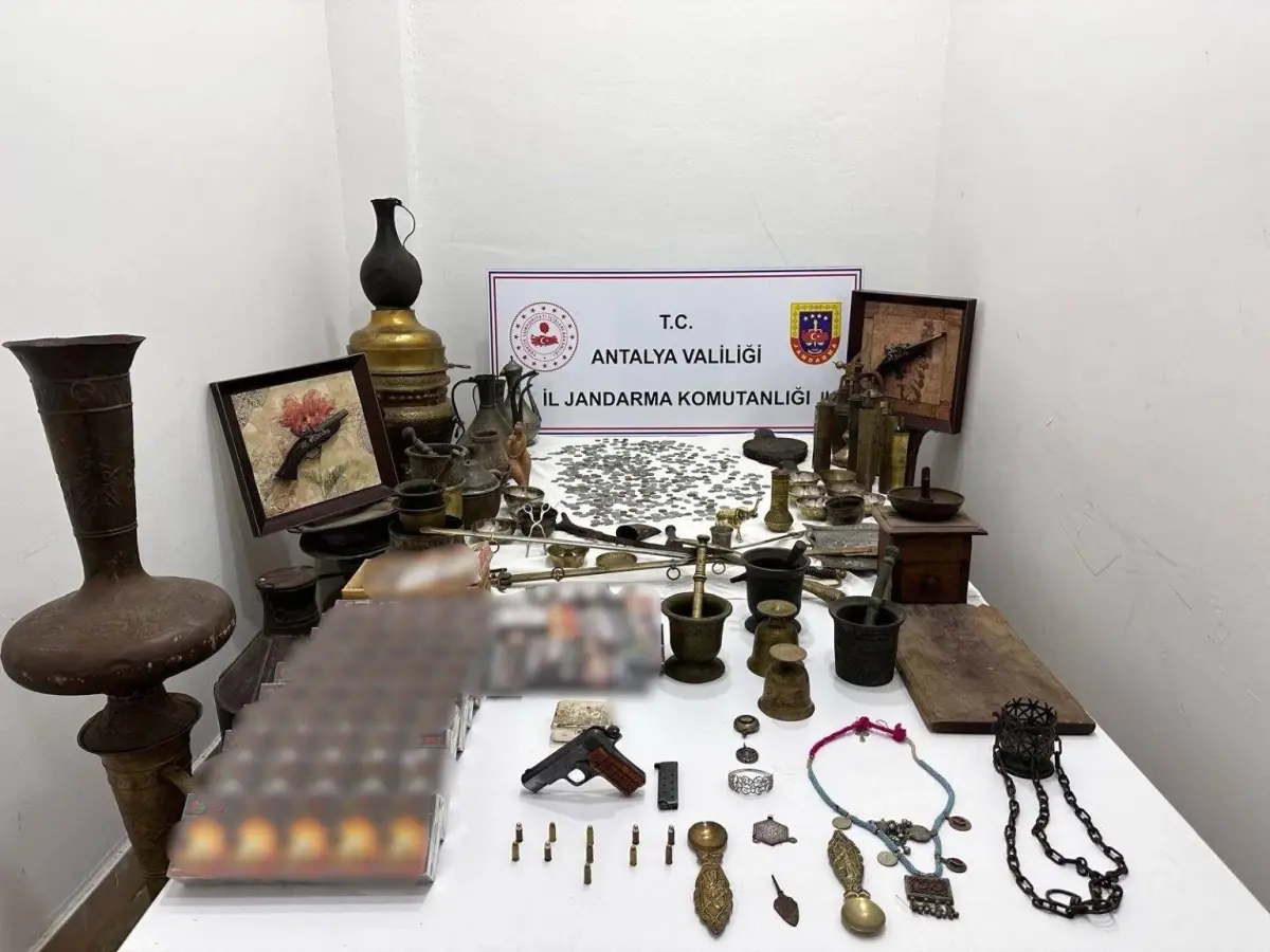 Kepez'de Büyük Operasyon: Tarihi Eserler, Kaçak Tütün ve Silahlar Ele Geçirildi