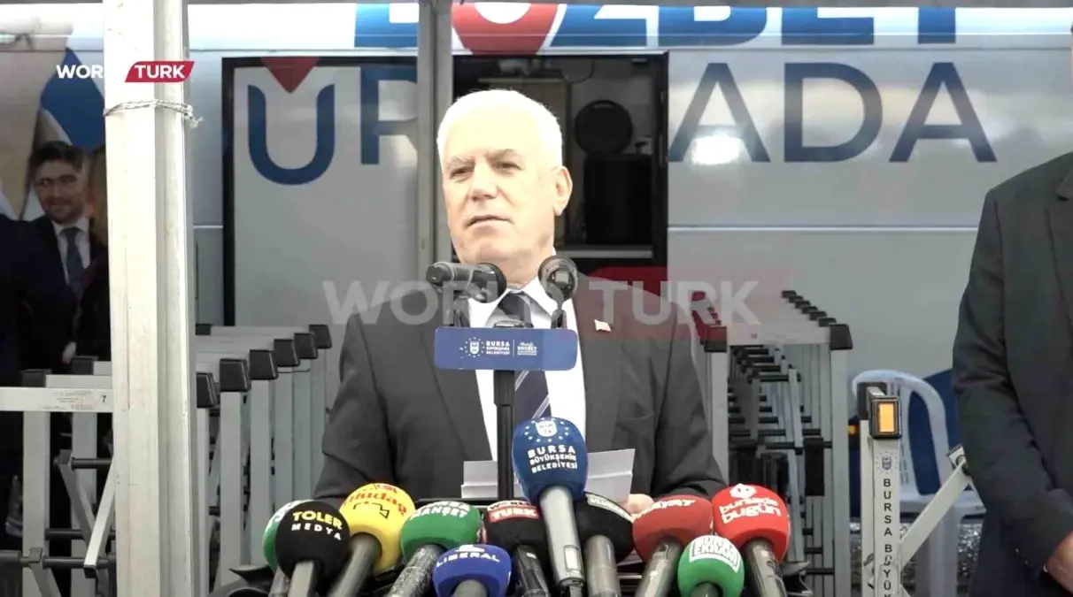 Bursa Büyükşehir Belediye Başkanı Bozbey'e Yönelik Fiziki Saldırı Girişimi Görüntülendi