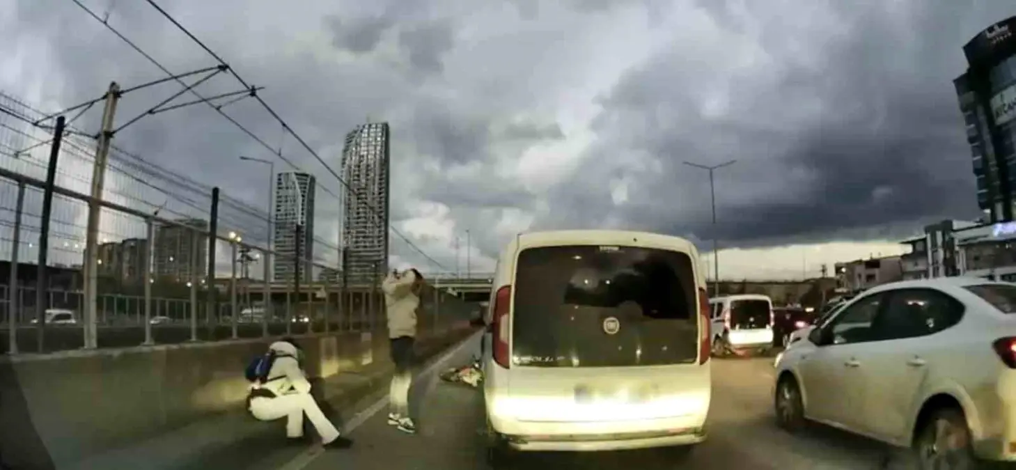 Bursa’da Motosiklet Çarpışması: Sürücü Yaralıyı Unutarak Aracını İnceledi