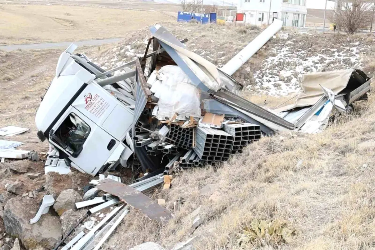 Aksaray’da Demir Profil Yüklü Tır Şarampole Çarptı, Sürücü Ağır Yaralı