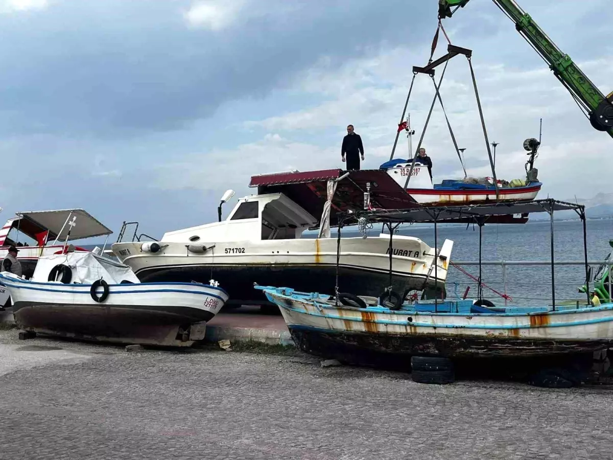 Dikili’de Şiddetli Fırtına Uyarısı: Balıkçı Teknesi Sahile Çekildi