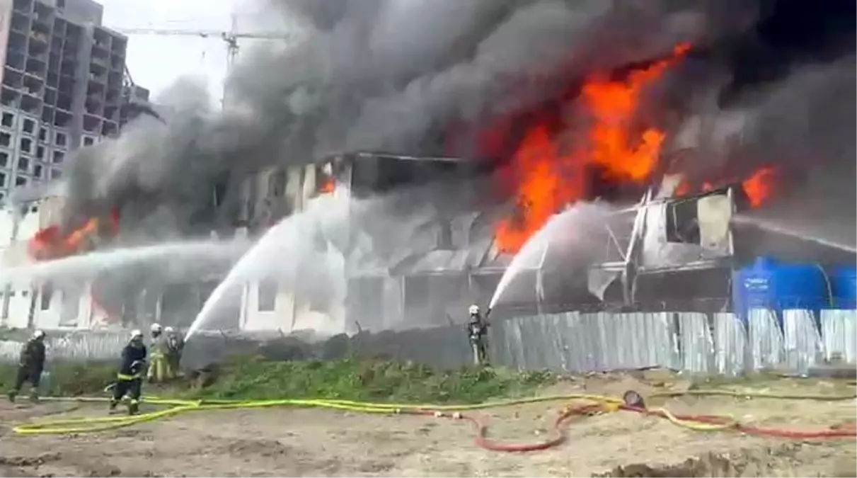 Esenyurt'ta İnşaat Sahasında Çıkan Kontener Yangını Hızla Kontrol Altına Alındı