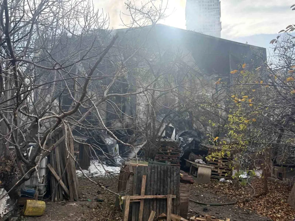 Esenyurt'ta Depo Yangını Şehrin Gökyüzünü Karanlaştırdı