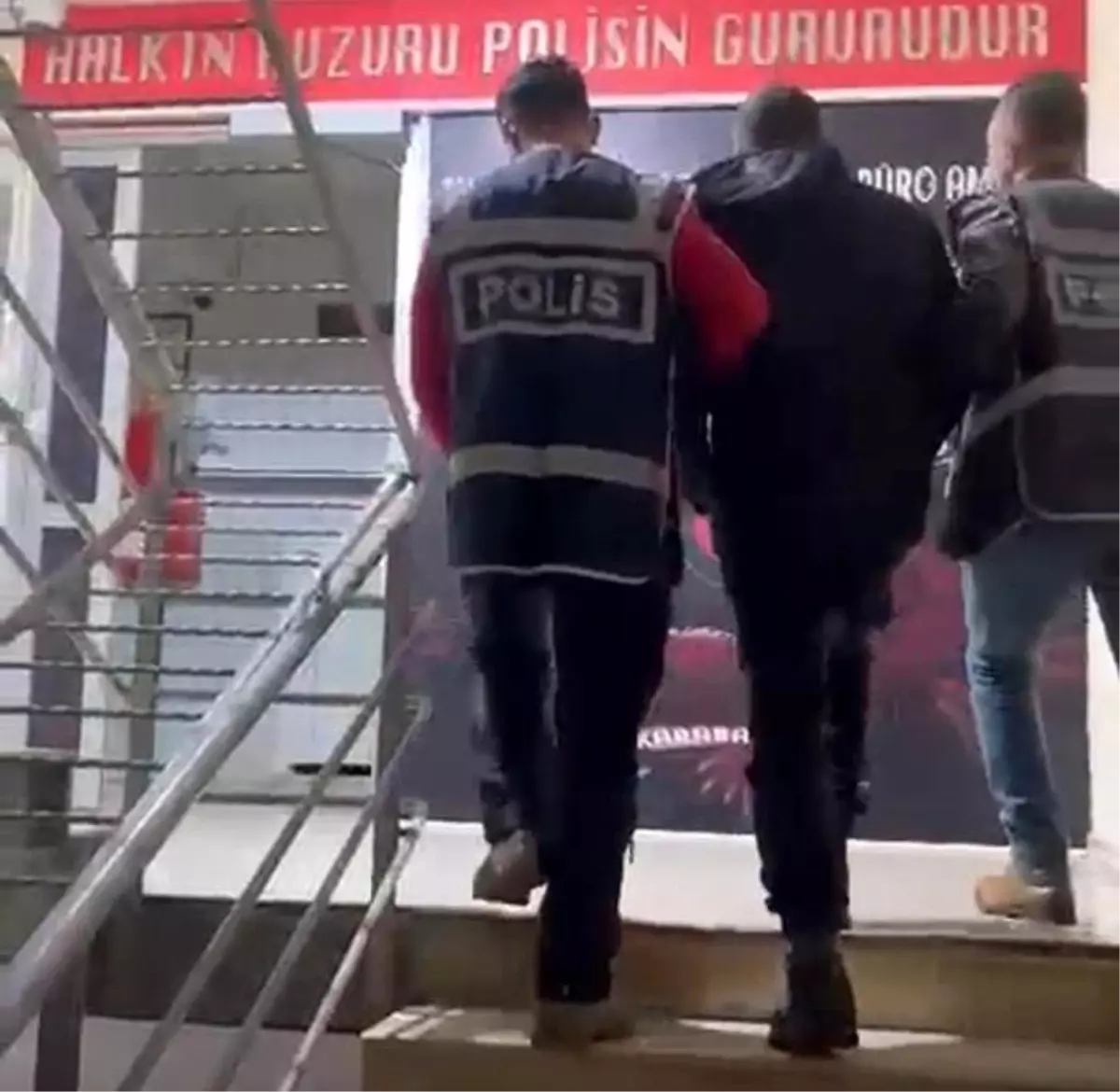 İzmir'de 31 Yıl Hapis Cezalı Hırsız, Hurda Araçta Yakalanarak Kaçış Girişimini Sonlandırdı