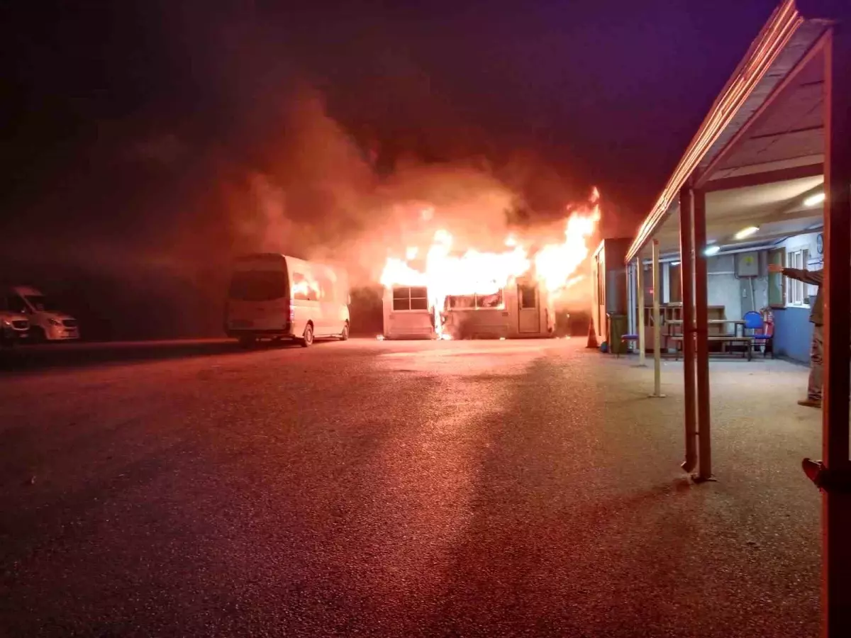 Mudanya’da Minibüs Duraklarında Çıkan Yangın 20 Araç’ı Zamanında Kurtardı