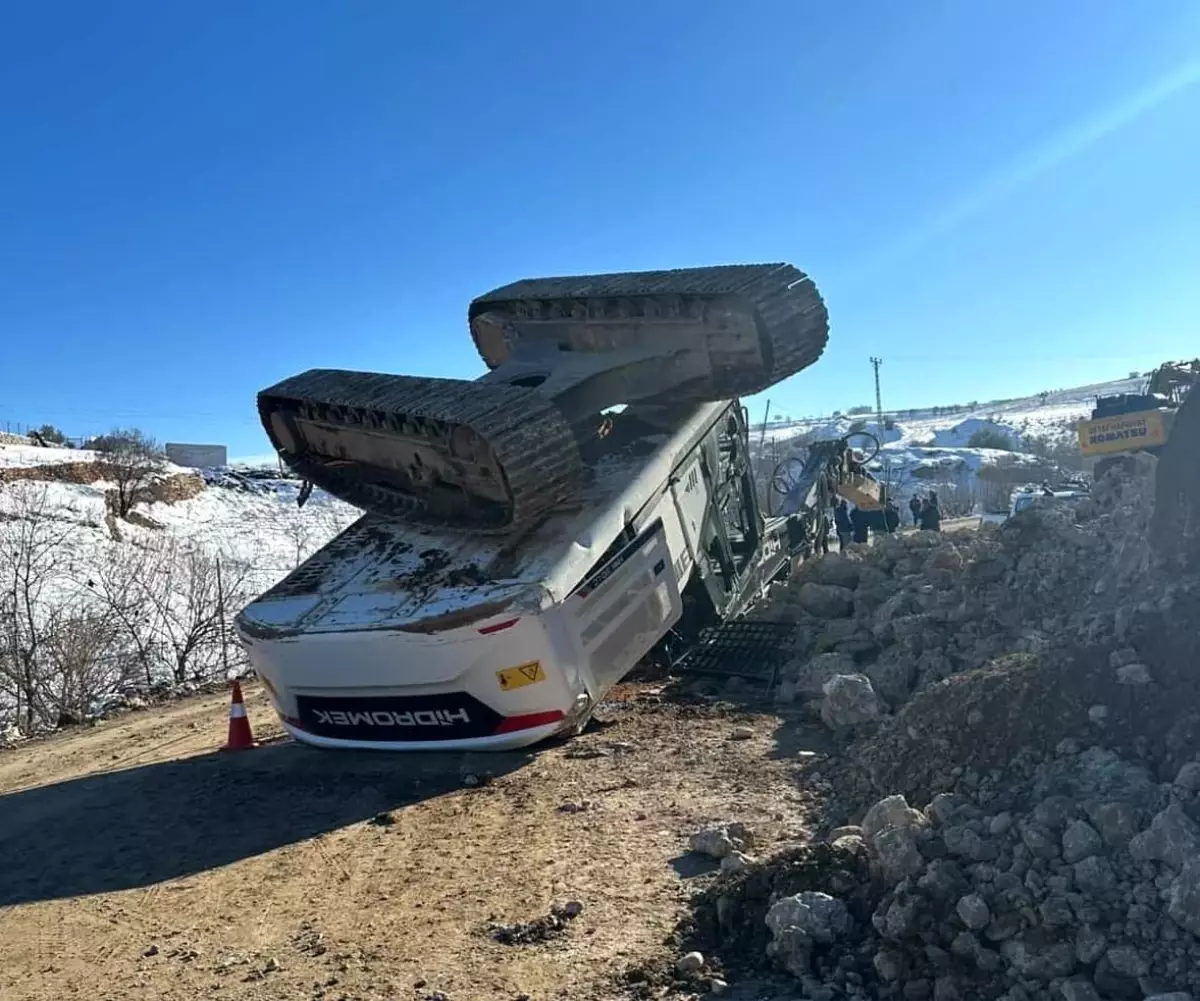 Adıyaman’da Yol Yapımında İş Makinesi Devrildi, Operatör Hafif Yaralandı