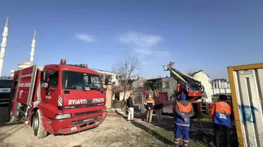 İstanbul Arnavutköy'de Boş Binanın Çatı Yangını Kontrol Altına Alındı