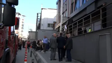 İtfaiye ekipleri yangını söndürürken