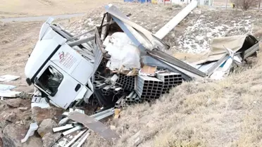 Demir profil yüklü tırın şarampole çarpması