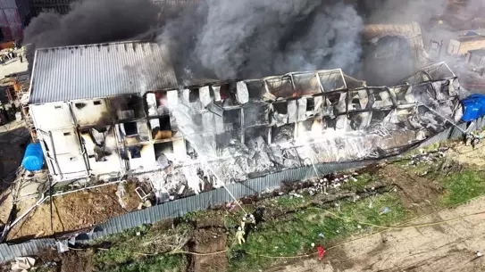 Esenyurt'ta İnşaat Konteynerinde Yangın: İşçiler Güvenli Bölgeye Çekildi