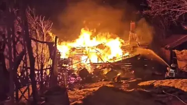 Yangın sonrası yanmış ahşap ev