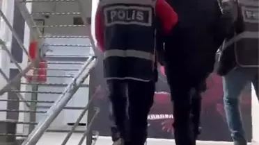 İzmir'de 31 Yıl Hapis Cezalı Hırsız, Hurda Araçta Yakalanarak Kaçış Girişimini Sonlandırdı