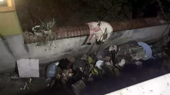 Yangın söndürülürken itfaiye ekipleri