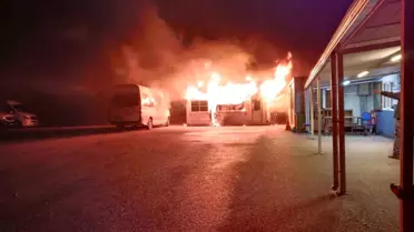 Alevlerin sıçradığı park halindeki minibüs