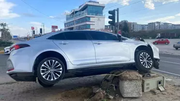 Turgutlu’da Refüje Çıkan Otomobil Kazası: Bir Yaralı