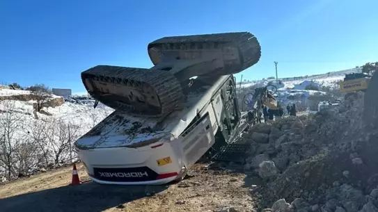 Devrilen iş makinesinin fotoğrafı