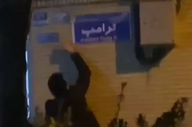 Protestocular tabelayı kaldırıyor