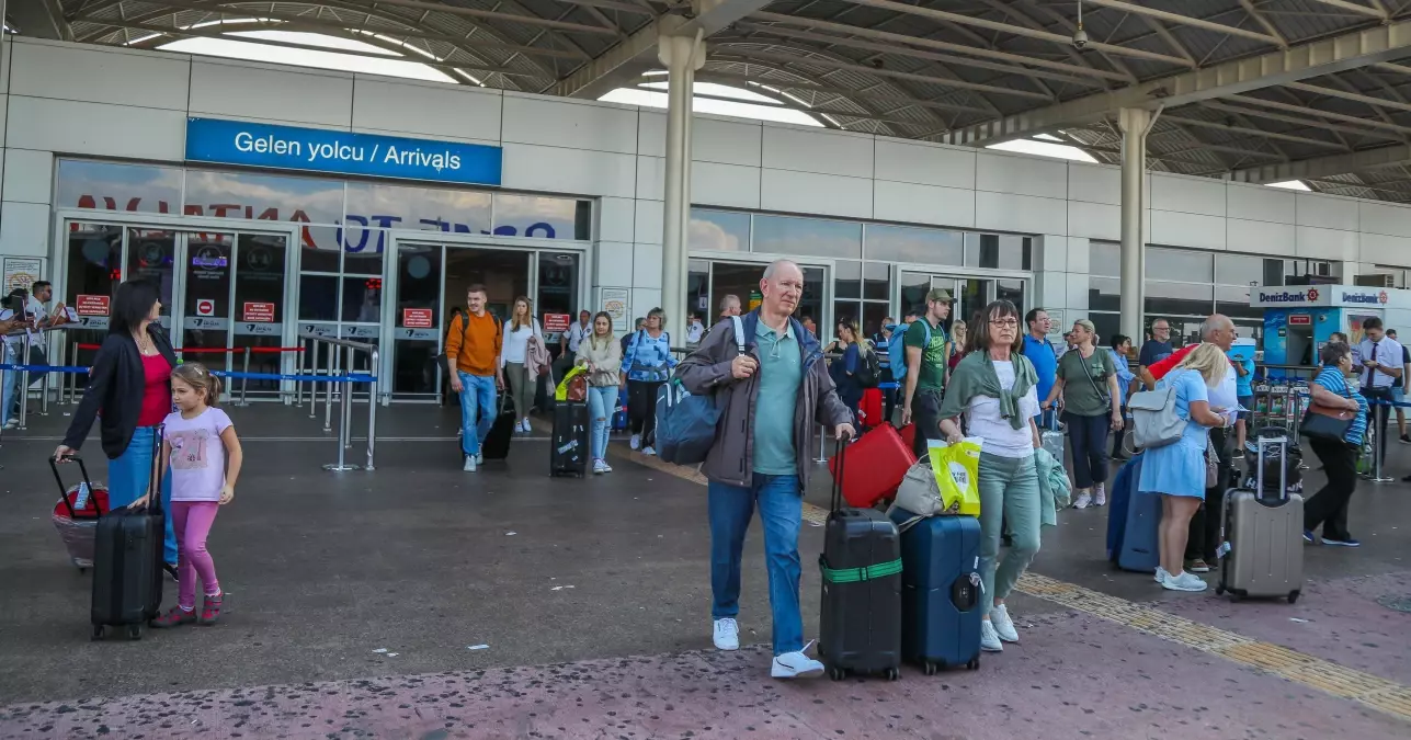 Antalya 2025 Turizm Rekoru: 17,1 Milyon Turist ve Artan Rus‑Alman Katılımı