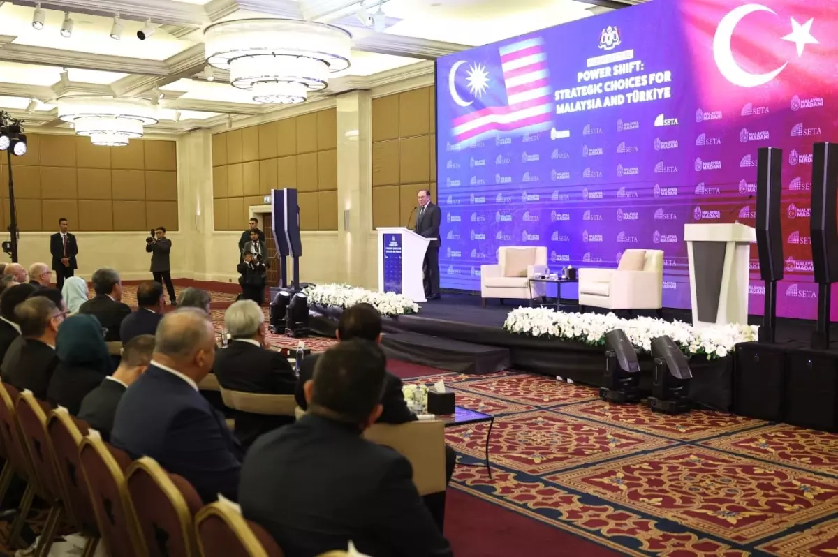 Malezya Başbakanı Enver İbrahim Ankara’da Stratejik Konferansa Katıldı