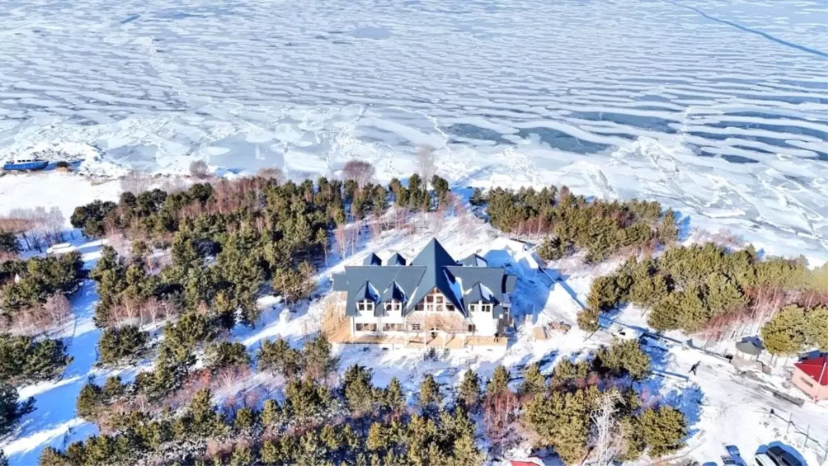 Kars’ta Çıldır Gölü’ne Modern Kütük Ev Projesi Hızla İlerliyor