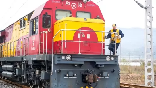 Yeni enerji araçları taşıyan yük treninin iç kısmı