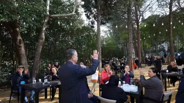 Emekli Kafe içinde hizmet veren personel