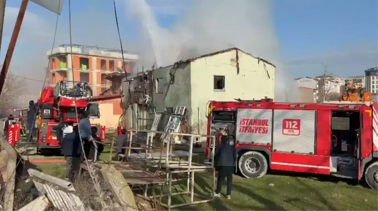 Arnavutköy'de Metruk Bina Yangını Kontrol Altına Alındı